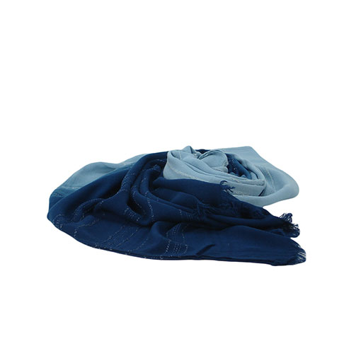 fular tie dye sencillo de la marca zarucho con detalle de rayas bordadas en color azul