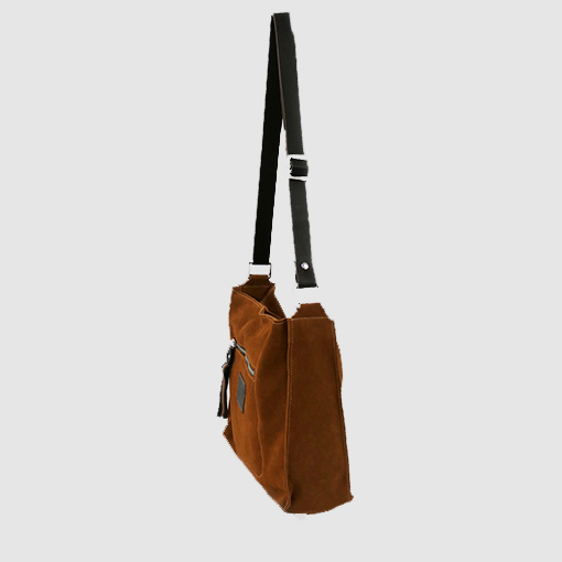 lateral del bolso myrtos en color marron de la marca ferchi